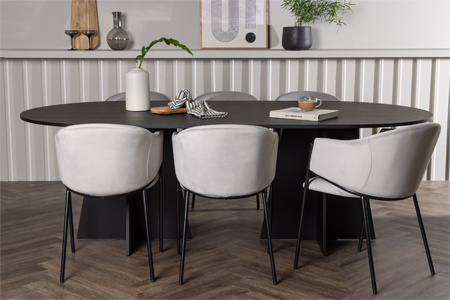 grande table de repas noir avec des chaises en velours gris